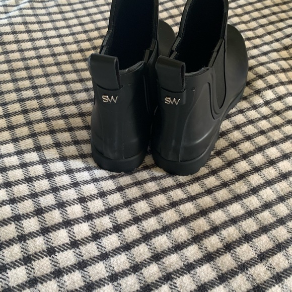 Make a splash in these adorable Stuart Weitzman Reign Booties! Size 9B - Picture 3 of 6